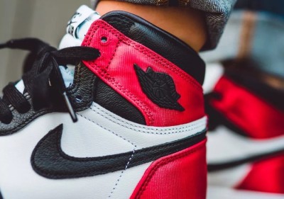 Jordan 1 Retro High Satin Black Toe