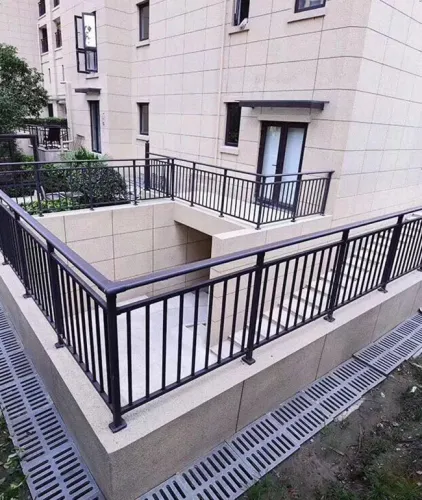 Deck/ramp guardrail