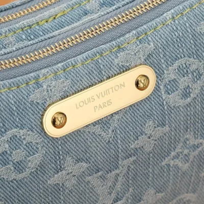 LV Liv Pochette