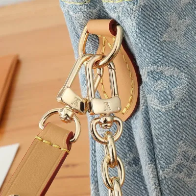 LV Liv Pochette