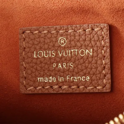 LV Liv Pochette