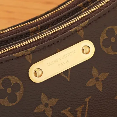 LV Liv Pochette