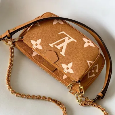 LV Pochette Accessoires