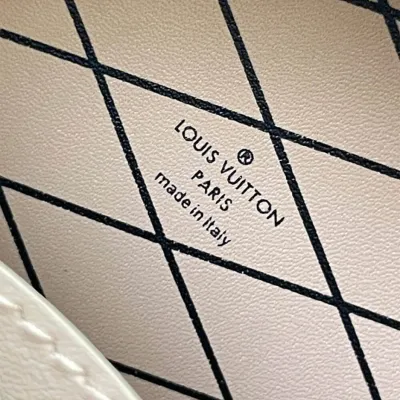 LV Boite Chapeau Souple MM
