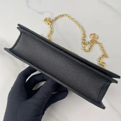 LV Wallet On Chain Lily